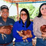 Presidenta municipal Yoneida Gámez Vázquez con participantes del programa de gallinas ponedoras en El Garabato, Choix